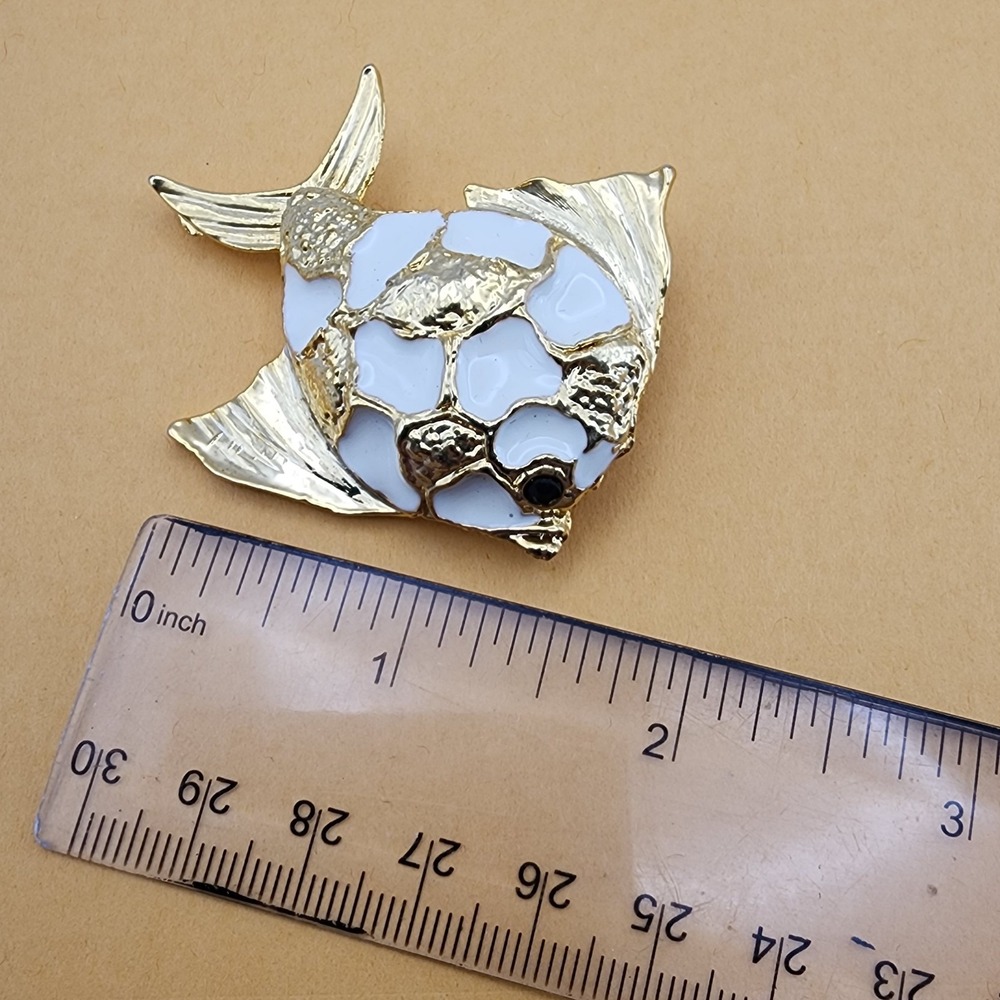 Vintage Angel Fish Gold Tone Cream Embossed Enamel Reef Tropical Vacation Brooch - Picture 9 of 10